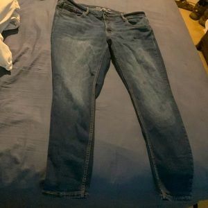 Women’s size 16 Old Navy Jeans. Style is mid rise rockstar super skinny..
